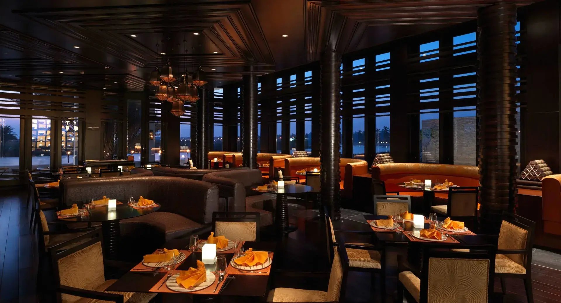 Edles Restaurant am Abend.