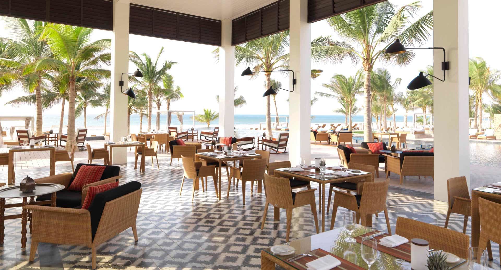Freundliches, offenes Restaurant am Strand.