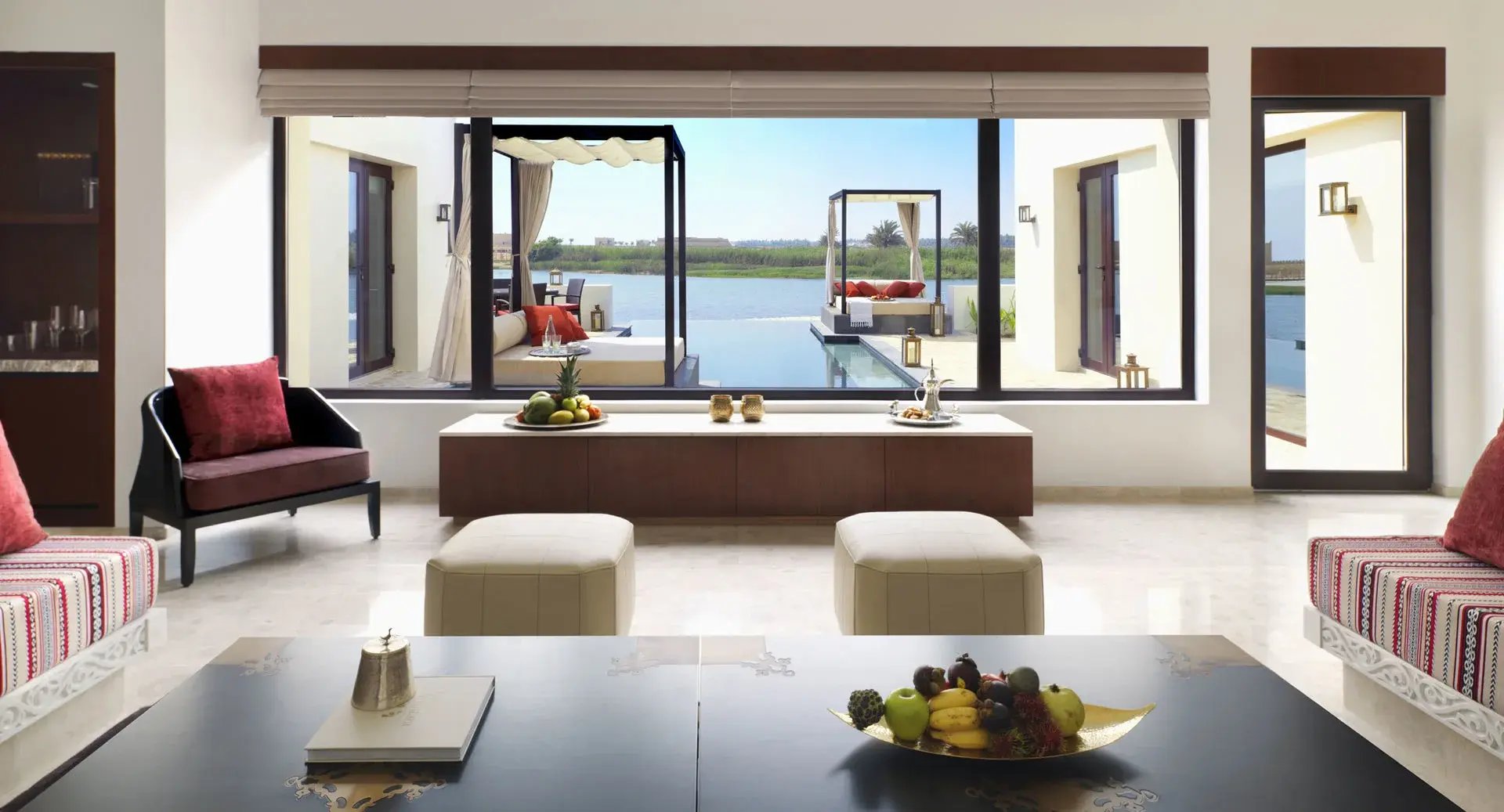 Geräumige Luxussuite mit Pool und Blick aufs Meer.