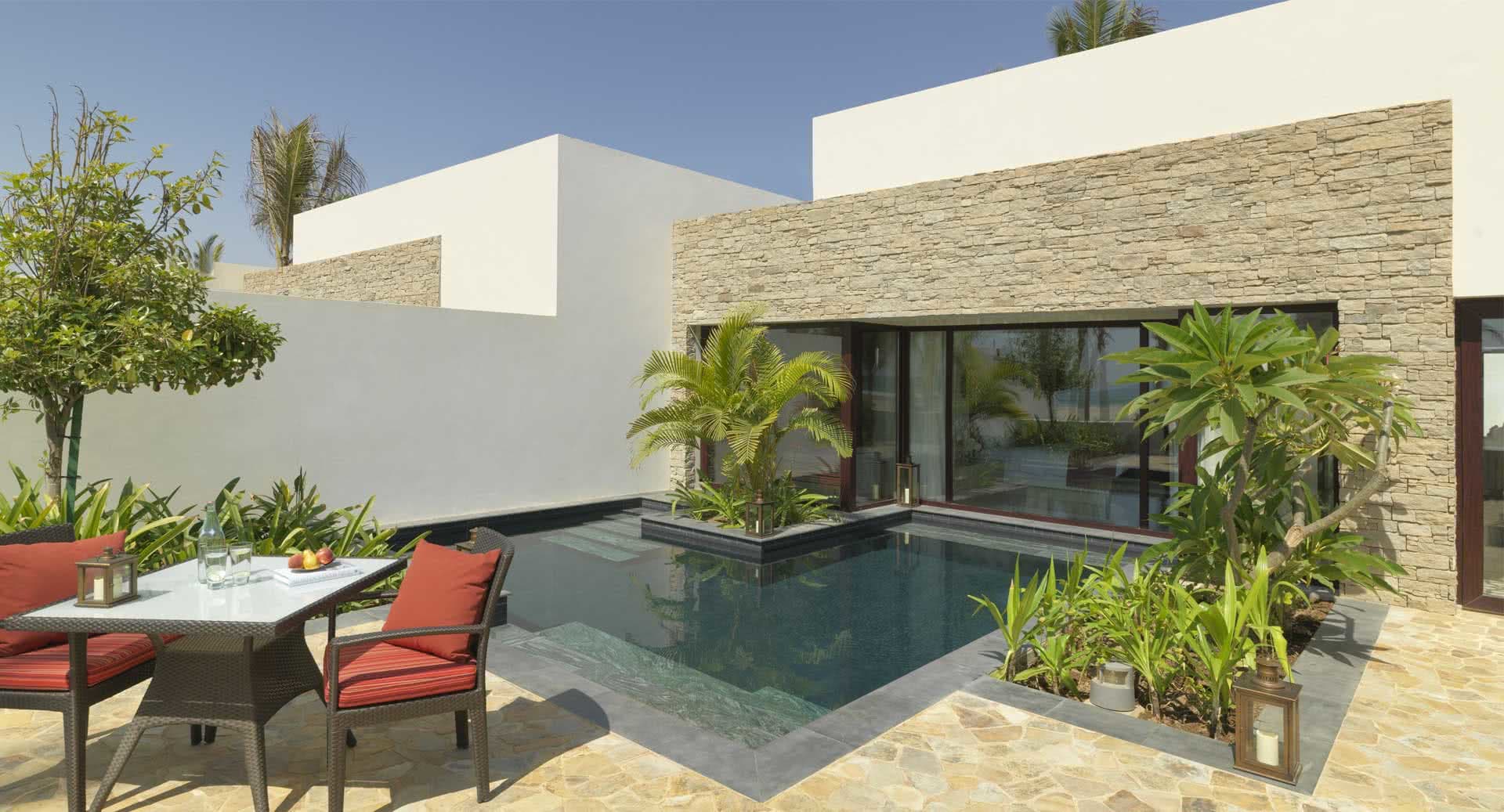 Außenbereich einer Luxusvilla mit Pool.