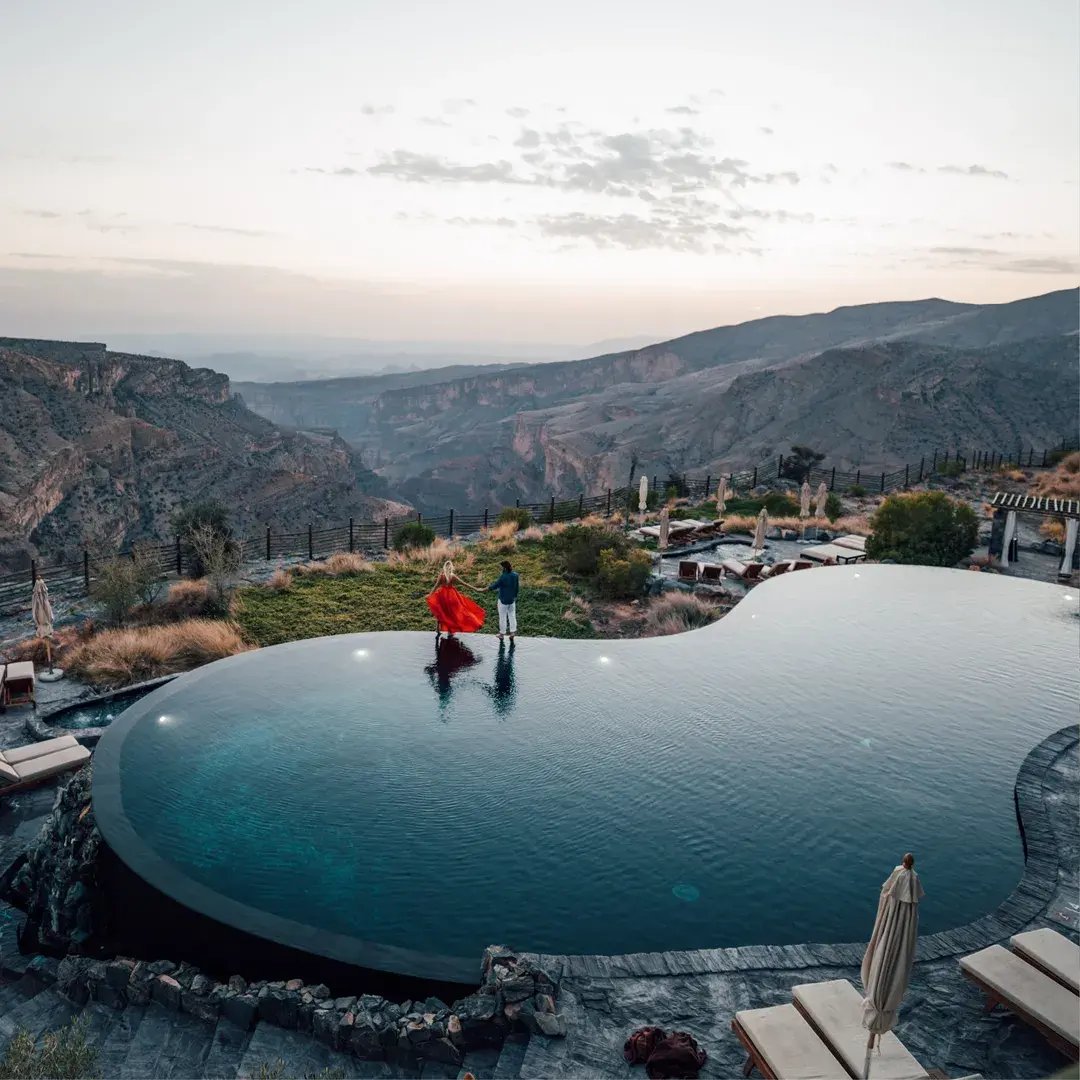 Infinitypool im Alila Jabal Akhdar, Oman, mit Blick auf Berge.