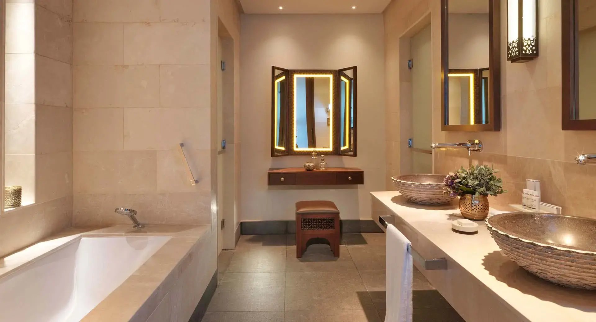 Luxuriöses Badezimmer einer Luxussuite.
