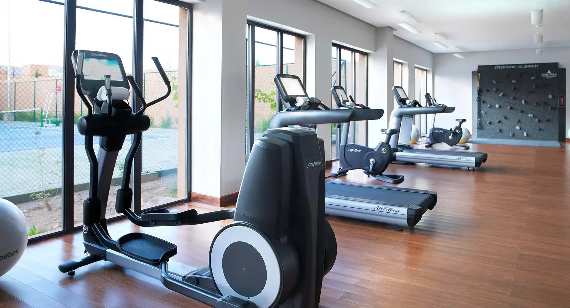 Fitnessraum mit unterschiedlichen Geräten.