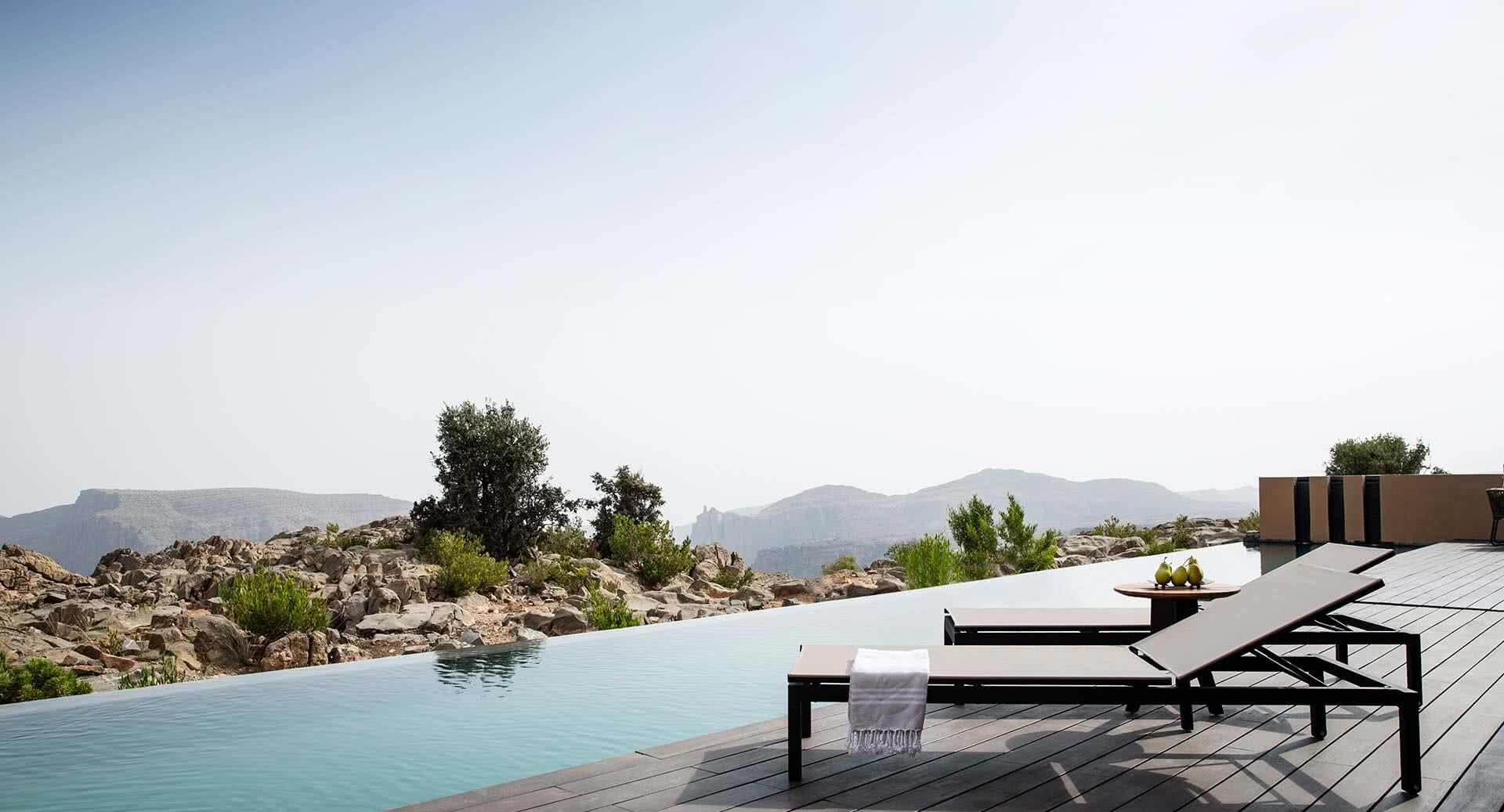 Infinity-Pool mit Liegen.