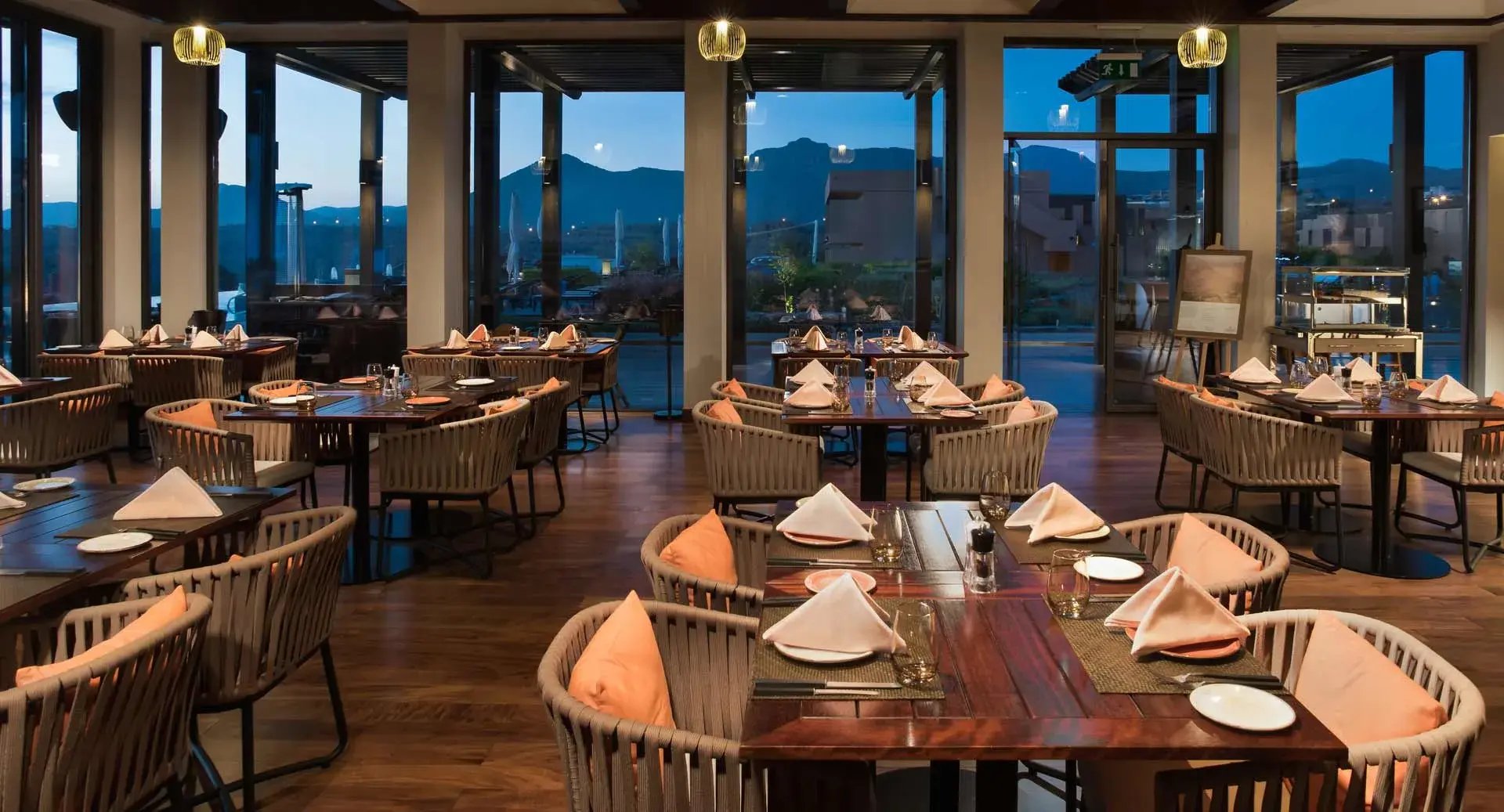 Edles Restaurant im abendlichen Licht.