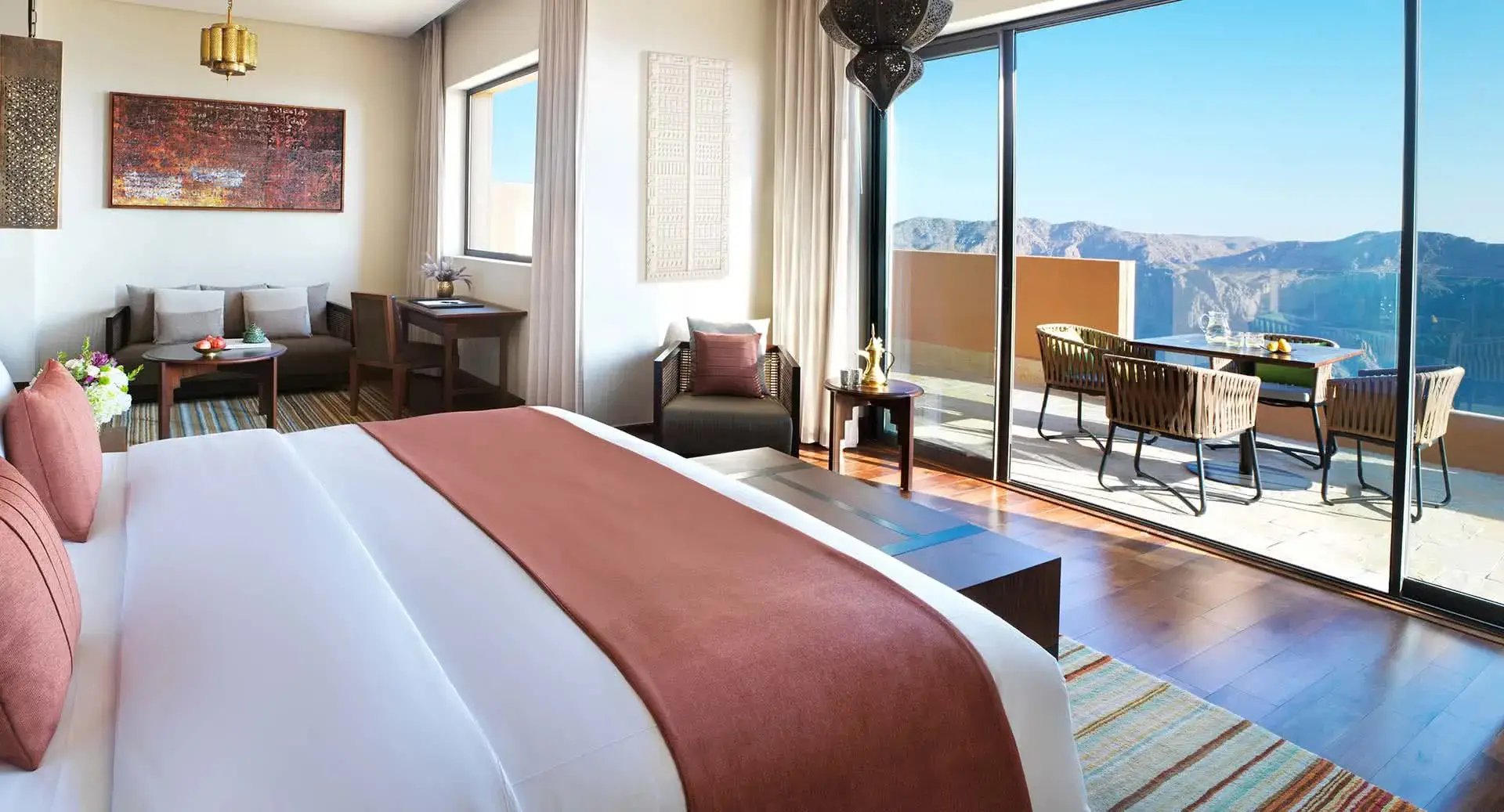 Suite mit Balkon und Blick auf Berge.