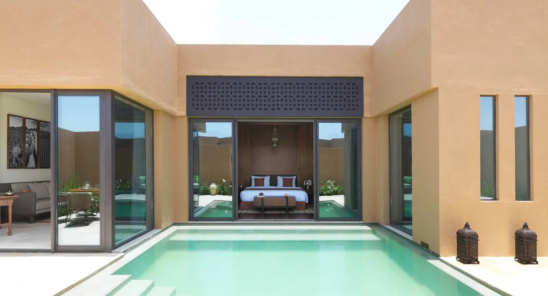 Villa mit Pool und einem Blick von außen ins Schlafzimmer.