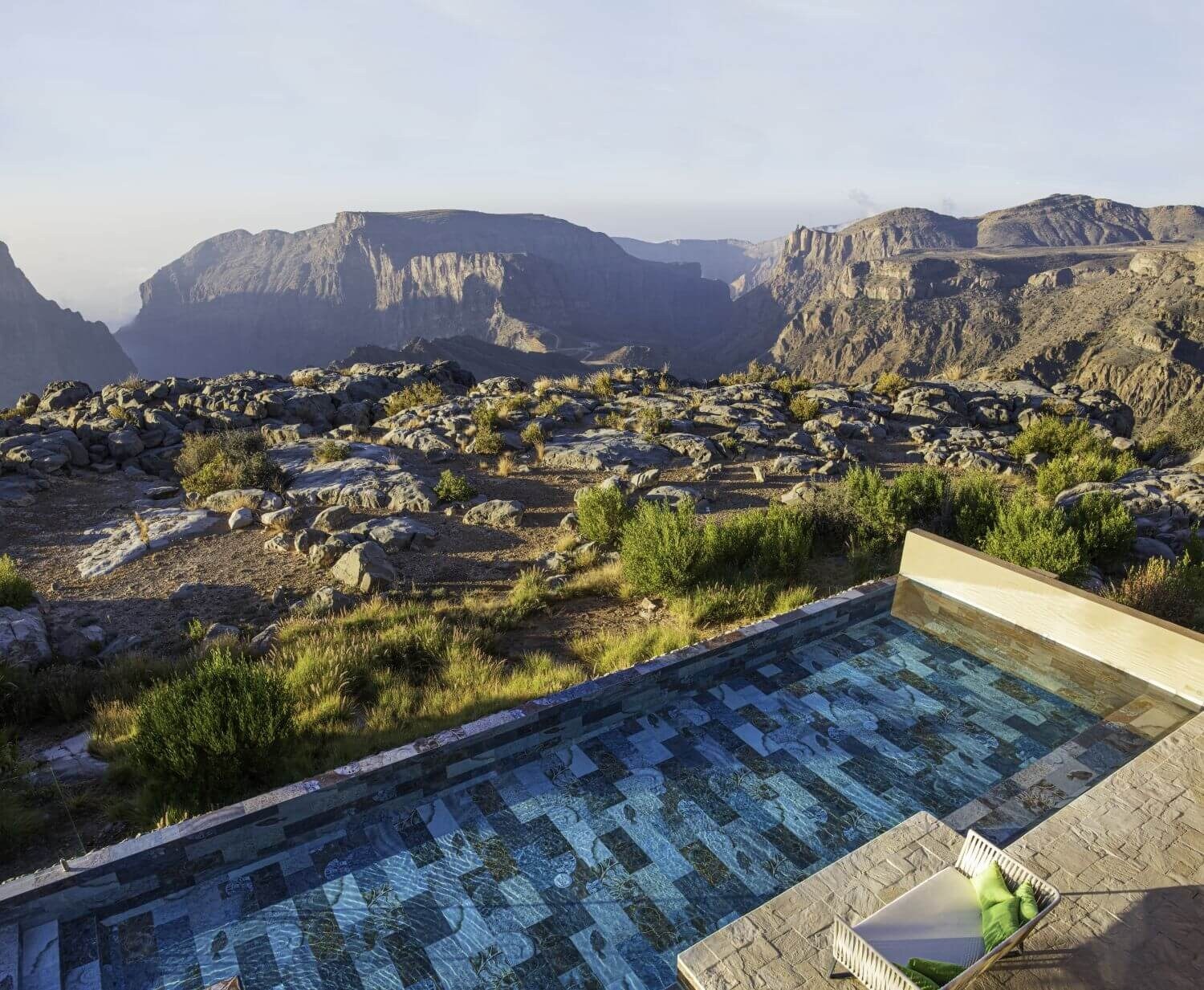 Pool vor Felslandschaft