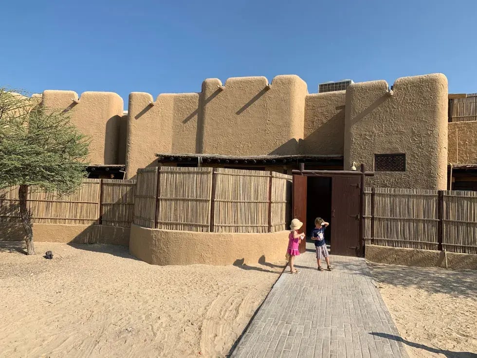 anantara-sir-bani-kinder-gebaude