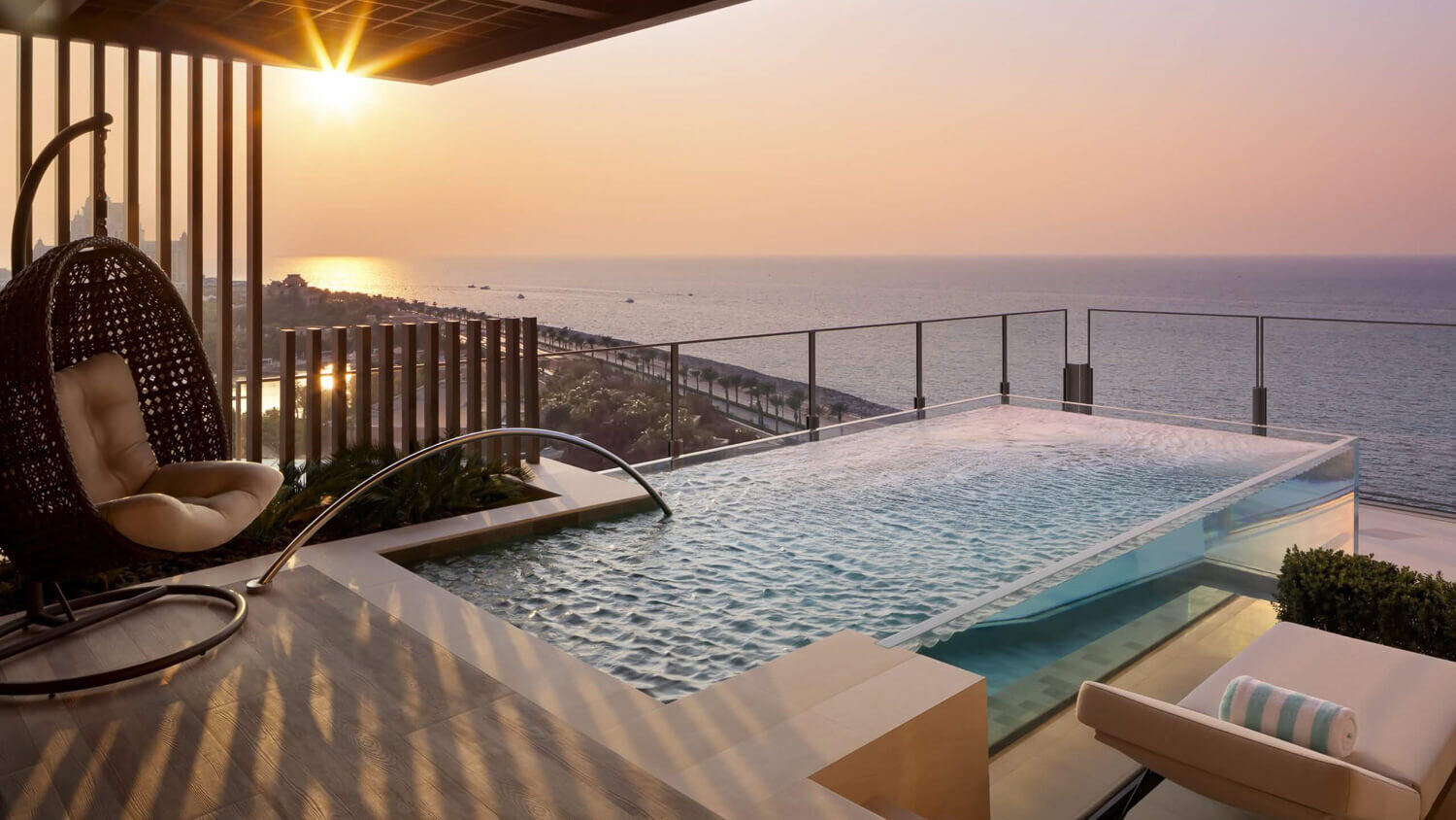 Pool auf einer Terrasse in einem Penthouse mit Blick aufs Meer.