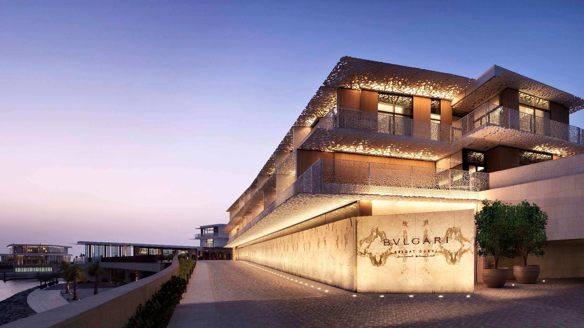 Beleuchtetes Bulgari-Hotel bei Abenddämmerung.