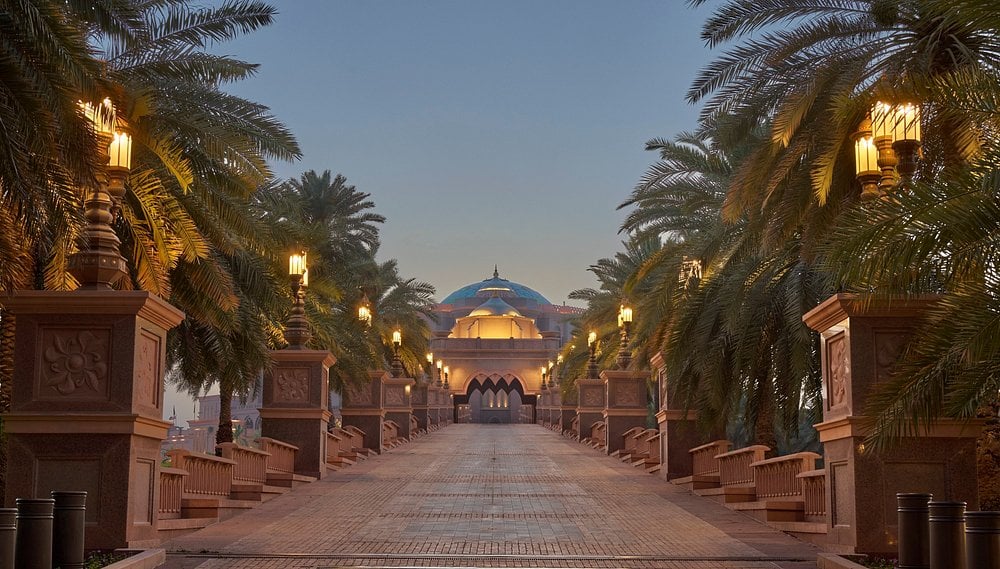 emirates-palace-mandarinoriental-abu-dhabi-familienluxusreisen-thefamilyproject-eingang