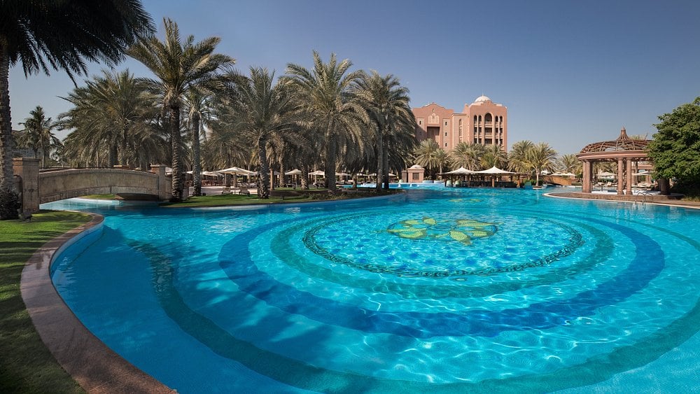 emirates-palace-mandarinoriental-abu-dhabi-familienluxusreisen-thefamilyproject-pool