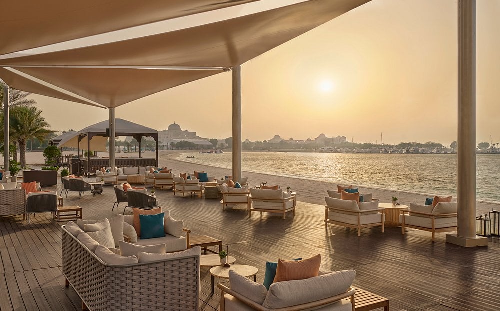 emirates-palace-mandarinoriental-abu-dhabi-familienluxusreisen-thefamilyproject-strandbar