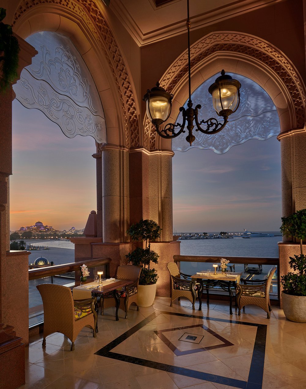 emirates-palace-mandarinoriental-abu-dhabi-familienluxusreisen-thefamilyproject-terrasse