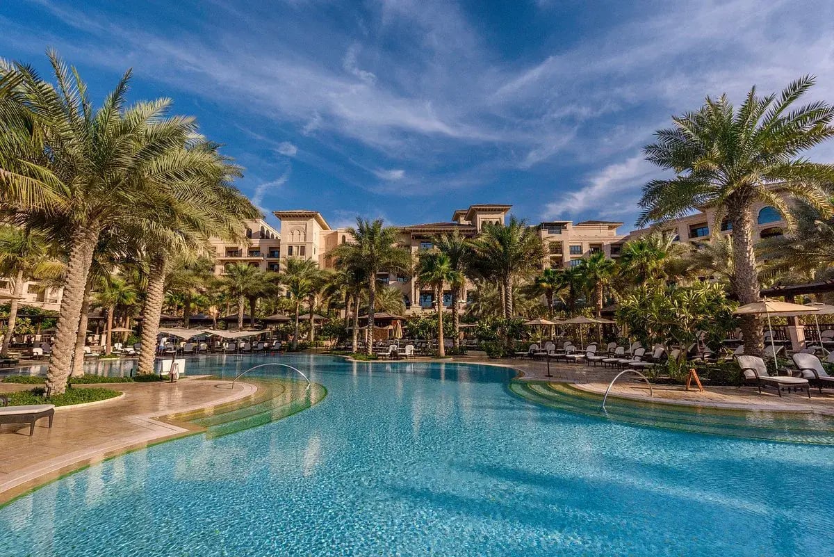 four seasons dubai at jumeirah beach dubai orient terrasse bar familienfreundlich the family project luxus familie kinder reisen