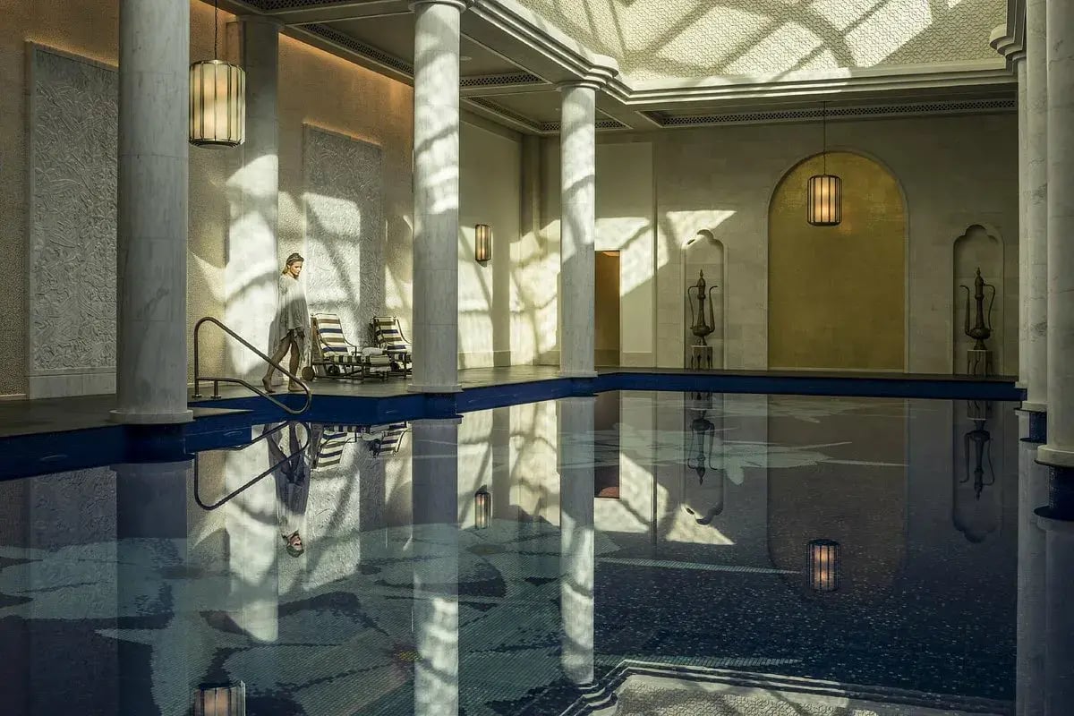 four seasons dubai at jumeirah beach dubai orient indoor pool exklusiv kindgerecht the family project luxus familie kinder reisen
