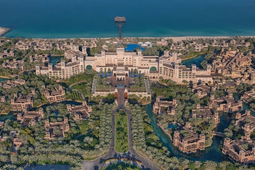 Jumeirah Dar Al Masyaf Familienluxusreisen TheFamilyProject Umgebung