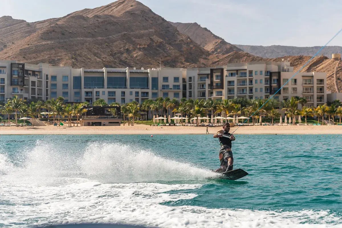 jumeirah muscat bay wakeboardi
