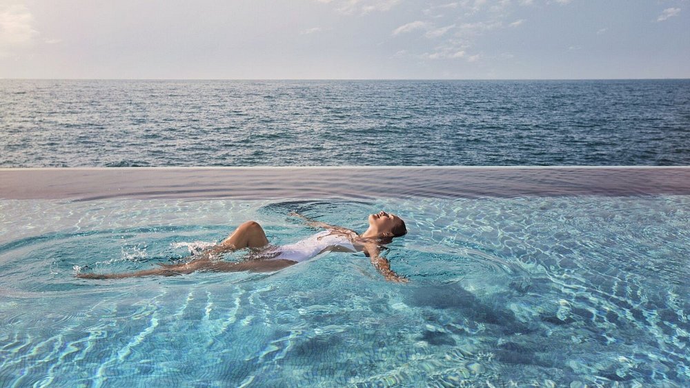 jumeirah-saadiyat-abu-dhabi-familienluxusreisen-thefamilyproject-infinity-pool