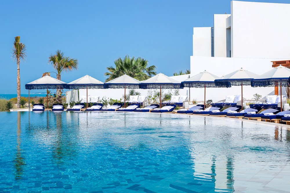 jumeirah-saadiyat-abu-dhabi-familienluxusreisen-thefamilyproject-poollounge