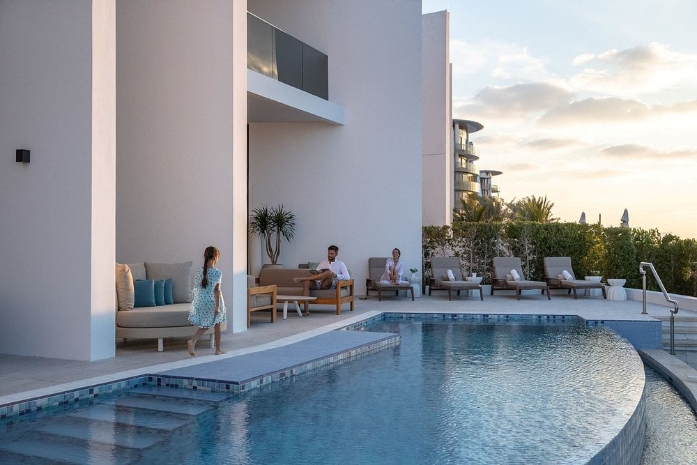 jumeirah-saadiyat-abu-dhabi-familienluxusreisen-thefamilyproject-privater-pool