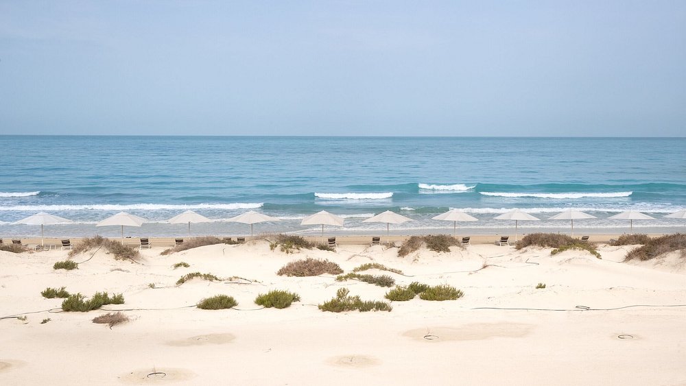 jumeirah-saadiyat-abu-dhabi-familienluxusreisen-thefamilyproject-strandliege