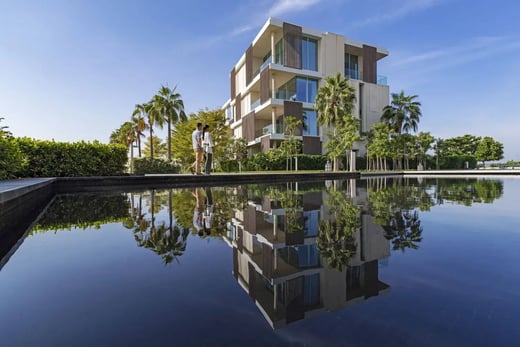 Das Hotel spiegelt sich im Wasser