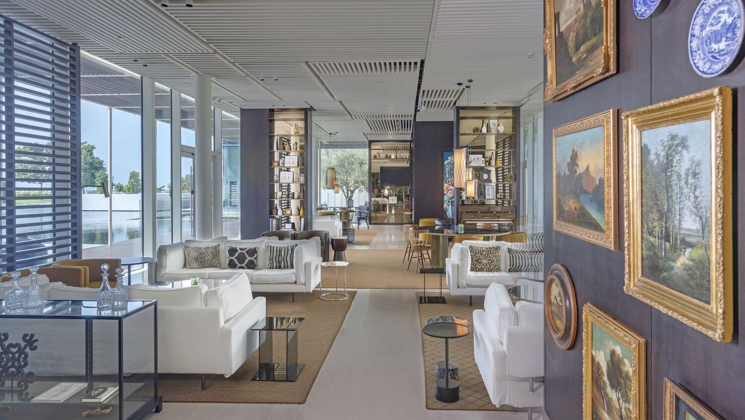 Bibliothek mit vielen weißen Sofas.
