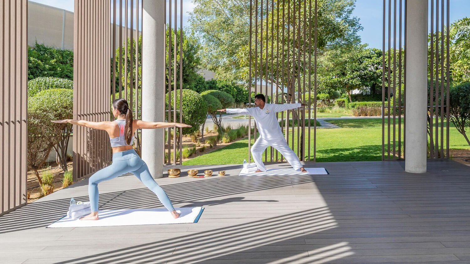 Ein Mann und eine Frau machen Yoga.