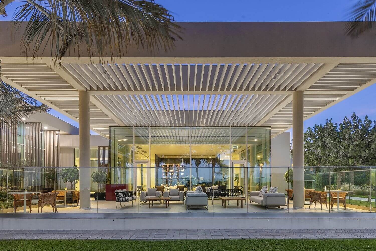 the-oberoi-beach-resort-al-zorah-aquario-bar-familienluxusreise