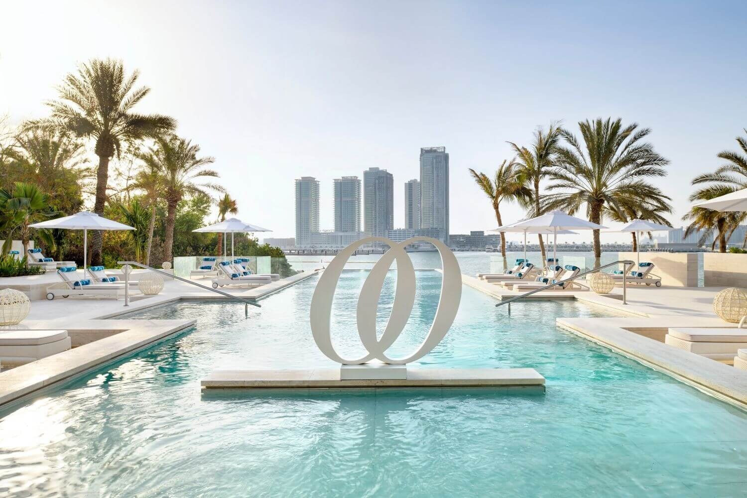 one-and-only-royal-mirage-the-palace-pool-familienluxusreisen