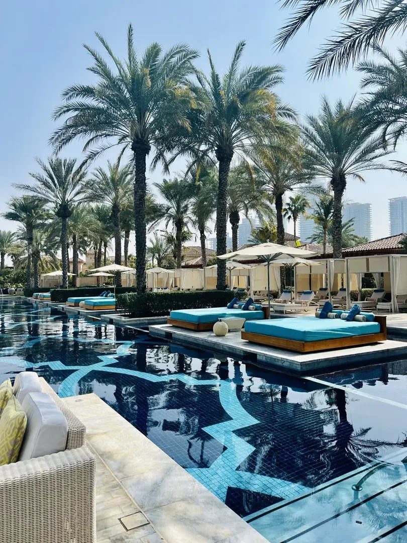 oneundonly the palm dubai orient the family project privatbilder pool daybeds