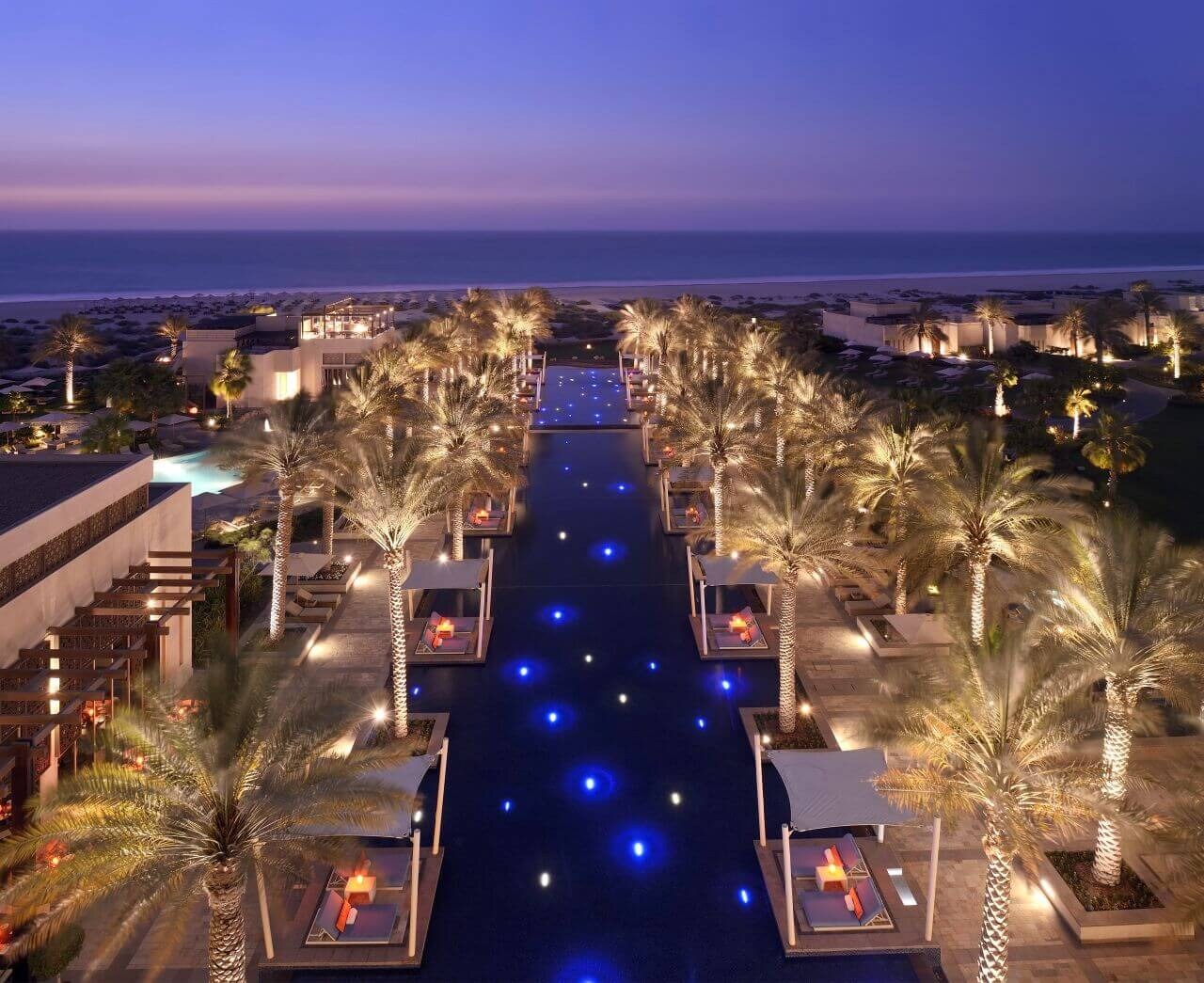 Park-Hyatt-Abu-Dhabi-Hotel-Villas abendbeleuchtung am pool
