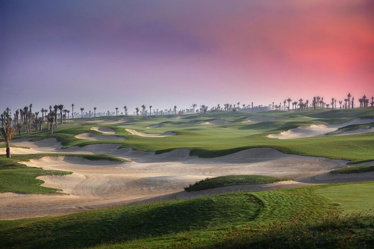 Park-Hyatt-Abu-Dhabi-Hotel-Villas Golfplatz mit Palmen im Hintergrund