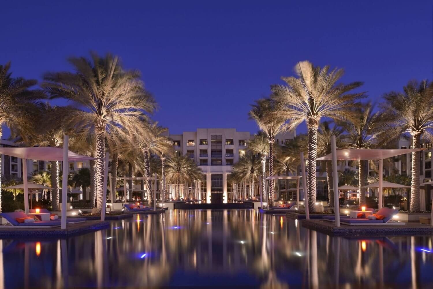 park-hyatt-abu-dhabi-pool-abendbeleuchtung am pool