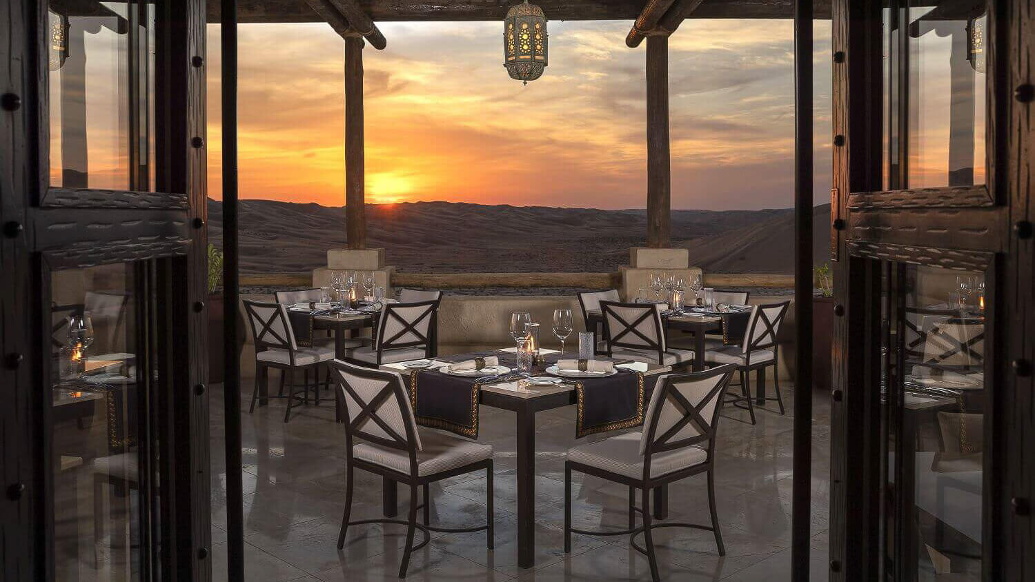 Restaurant auf einer Terrasse bei Sonnenuntergang.