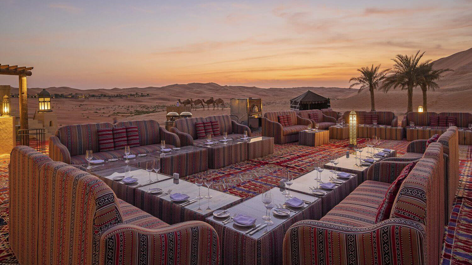 Große Lounge unter freiem Himmel in der Wüste von Abu Dhabi.