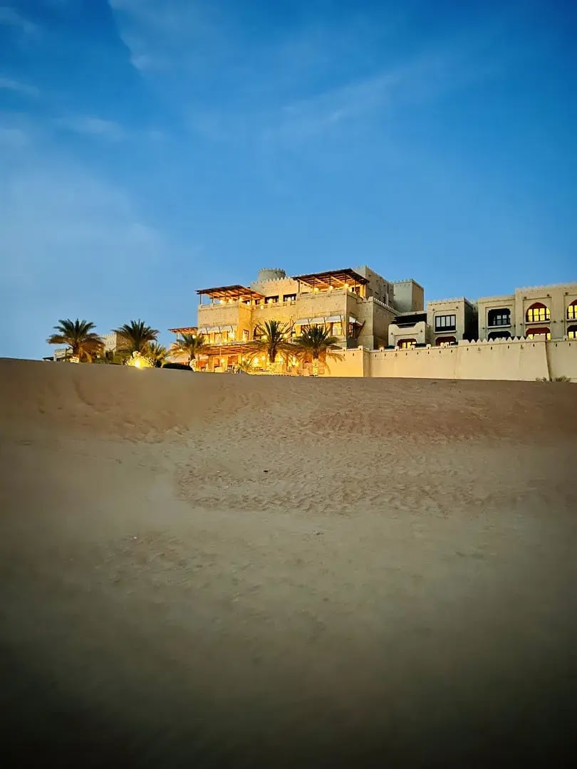 qasr al sarab desert resort by anantara abu dhabi privatbilder by night aussenansic