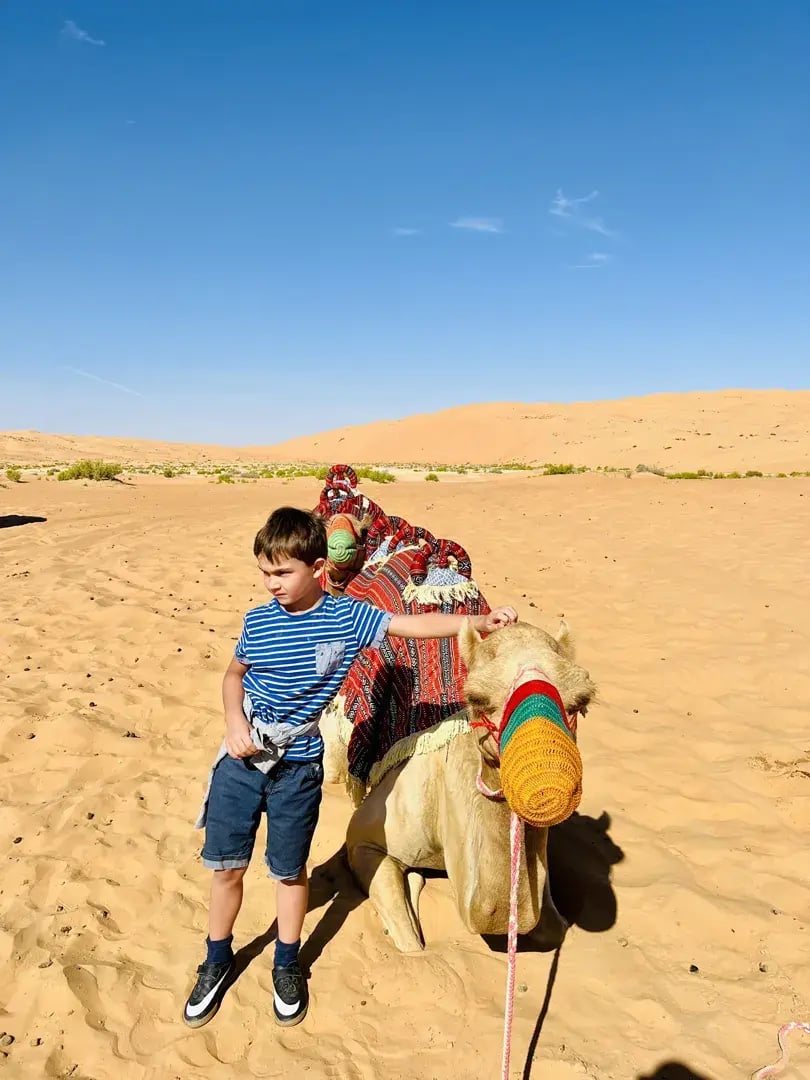 qasr al sarab desert resort by anantara abu dhabi privatbilder kamel mit kind