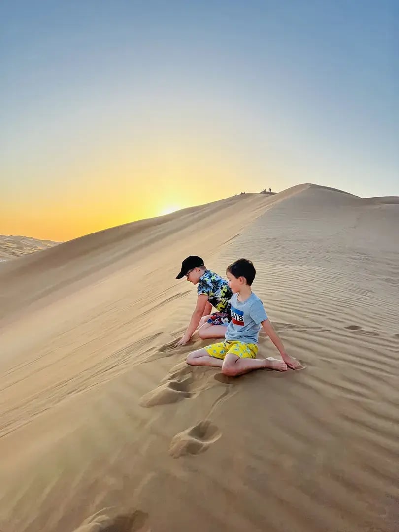 qasr al sarab desert resort by anantara abu dhabi privatbilder wuste kinder sand
