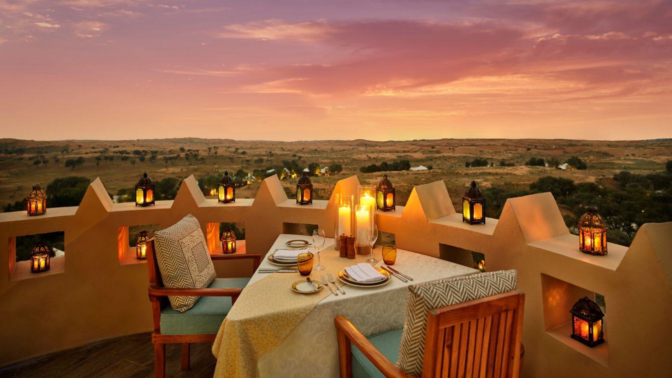 Dinner auf einem Balkon mit Aussicht auf die Wüstenlandschaft.