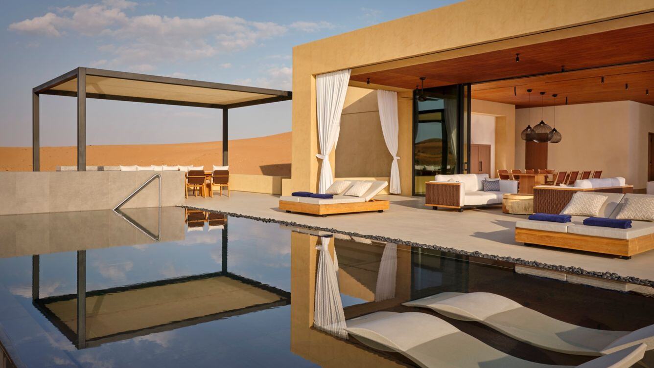 Infinitypool einer Luxuslodge in der Wüste.
