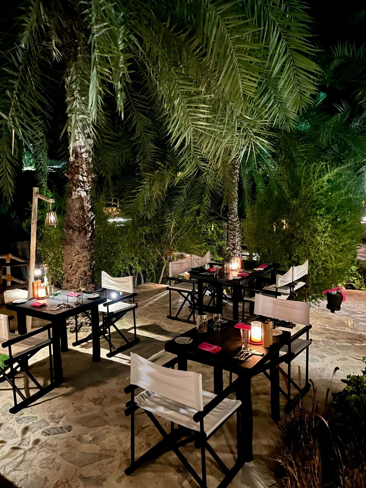 Strandrestaurant am Abend im Zighy Bay