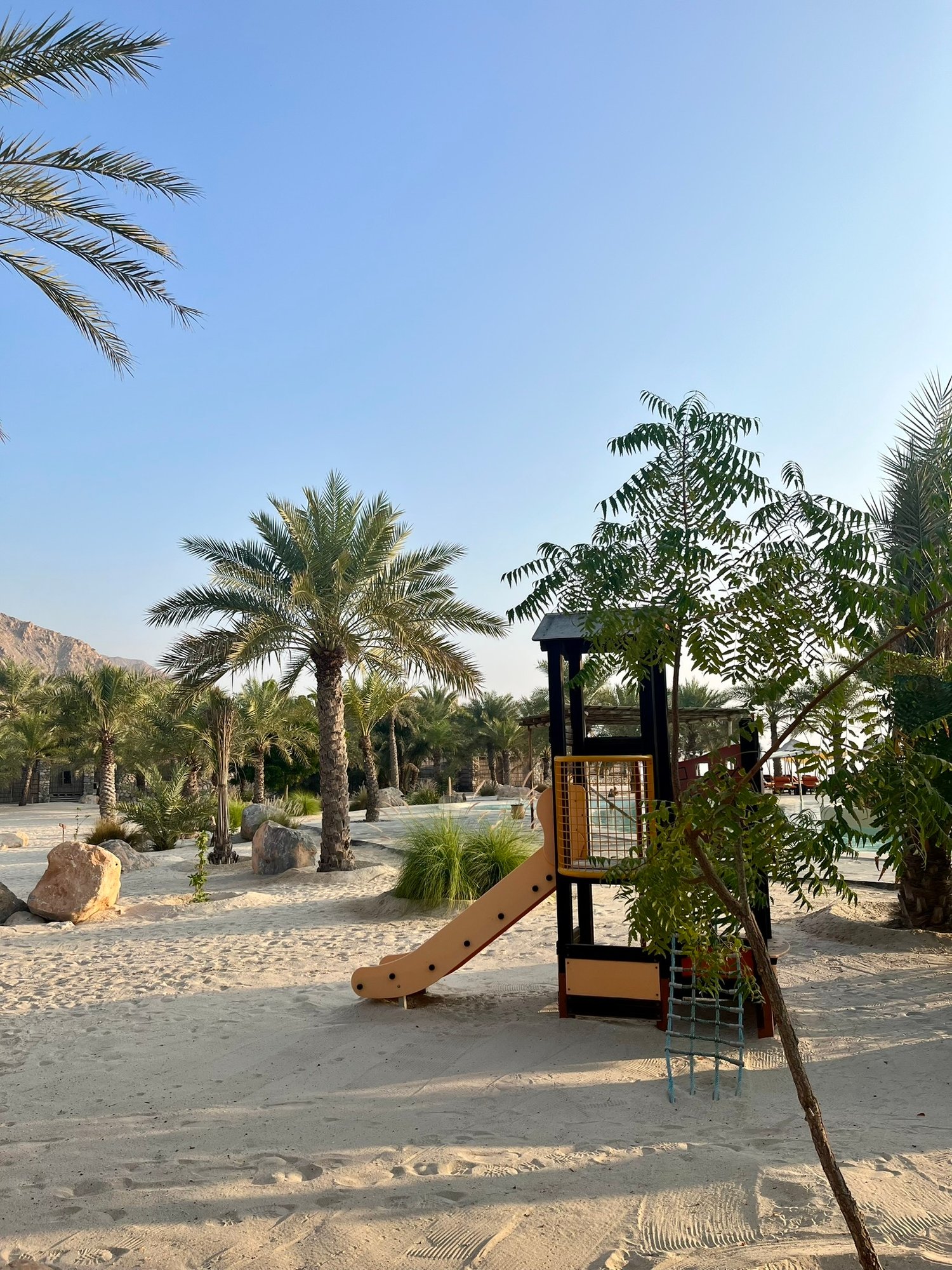 Spielplatz und Poolanlage im Luxusresort Zighy Bay