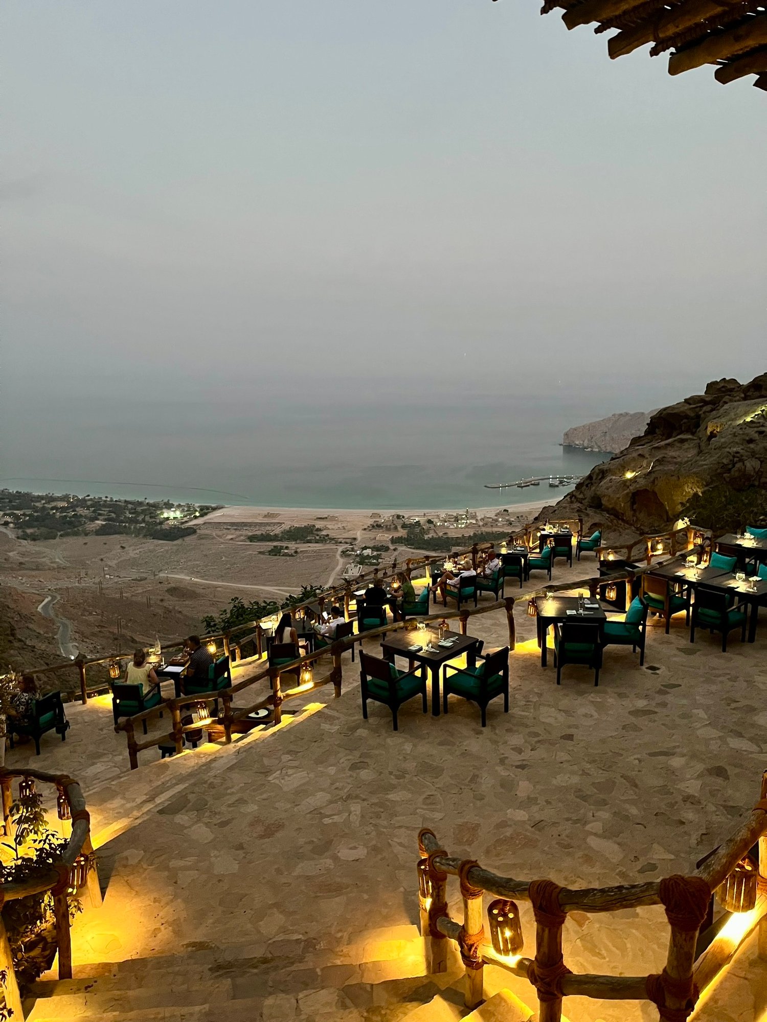 Restaurant auf einer Anhöhe mit Blick über eine Bucht im Oman