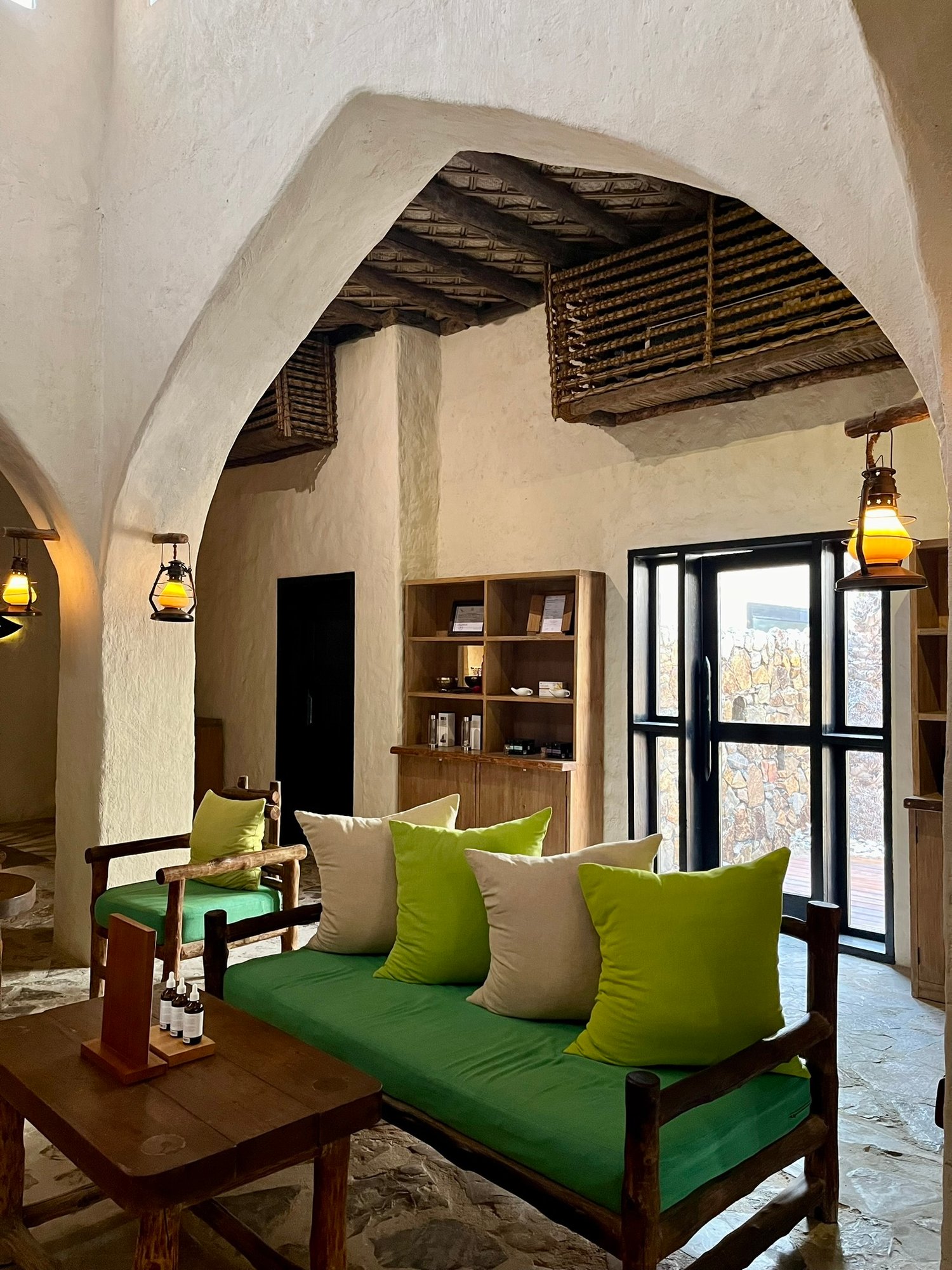 Wohnbereich in der Villa des Resorts Zighy Bay, Oman