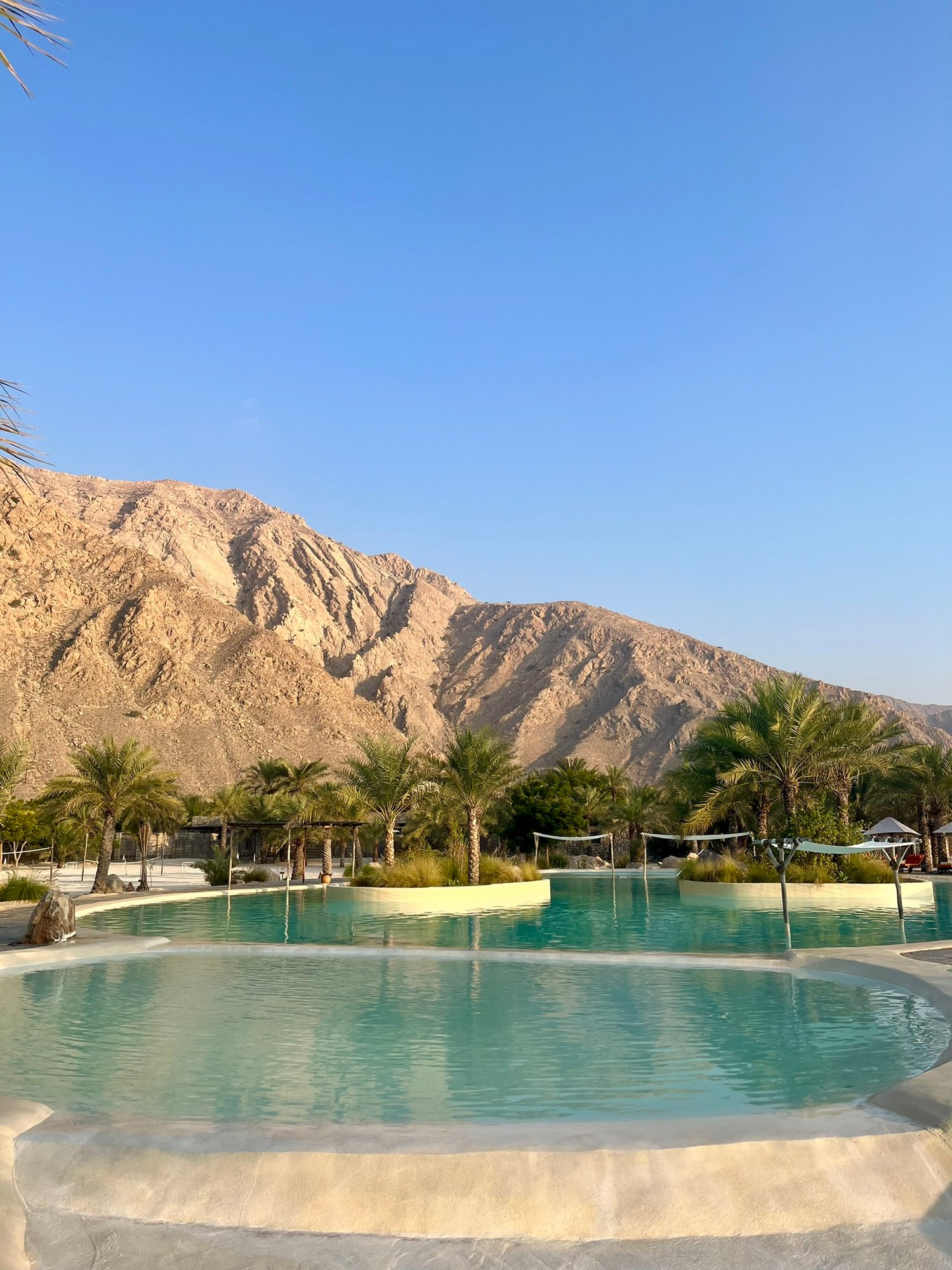 Ausblick vom Pool mit Gebirge im Hintergrund