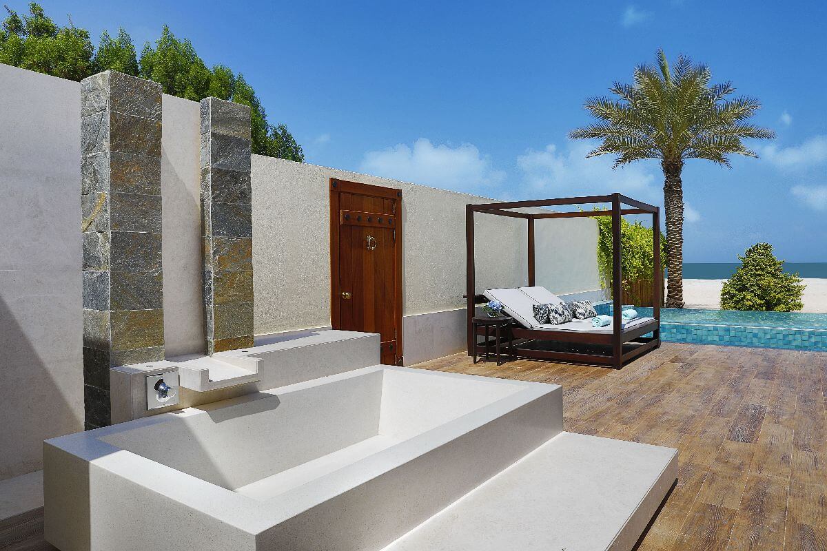 Ritz Carlton Al Hamra Beach Duschen Familienluxusreisen TheFamilyProject