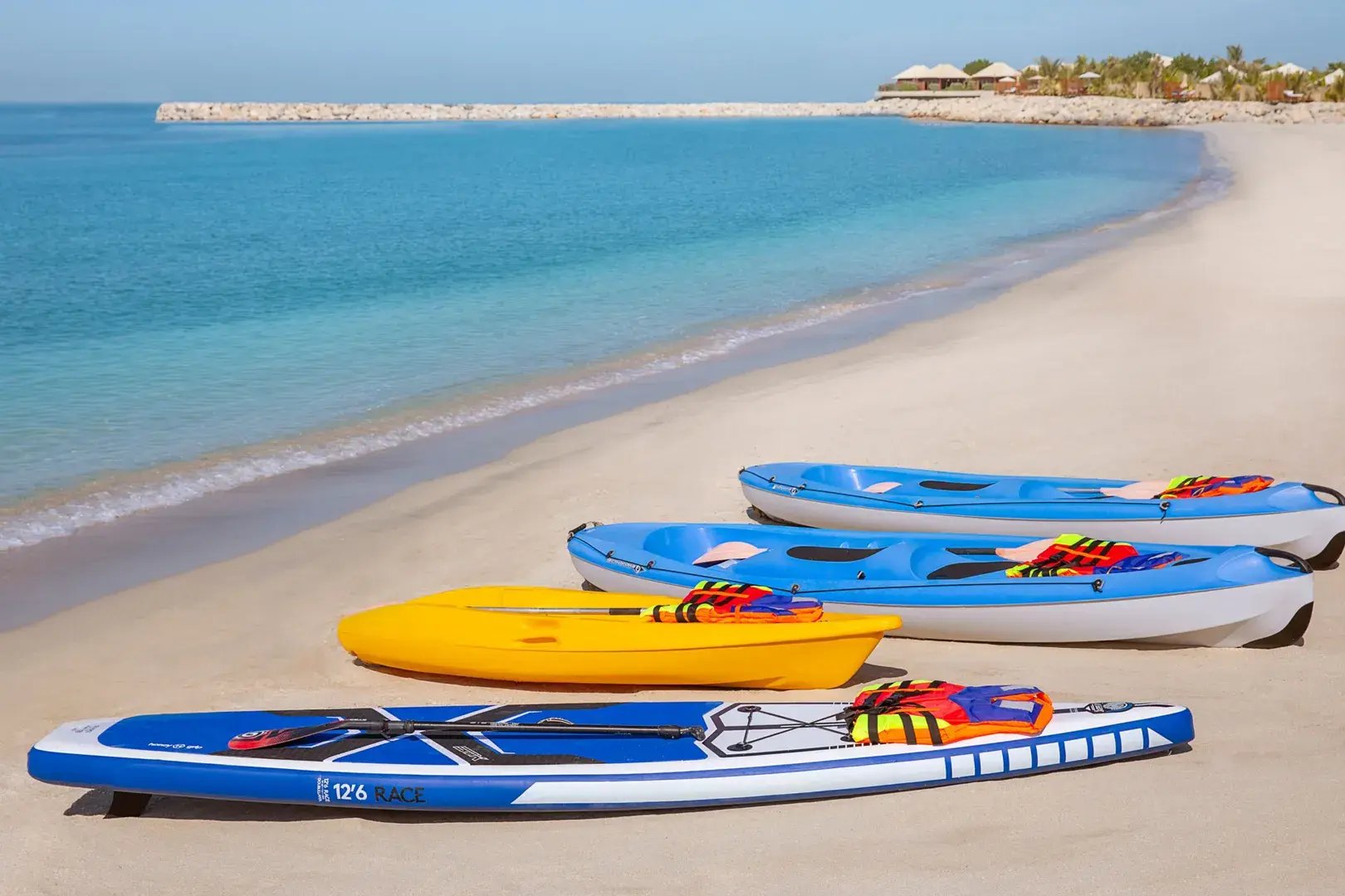 ritz-carlton-al-hamra-ras-al-khaimah-orient-wassersport-surfen-aktivitaten-the-family-project-luxus-familie-kinder-reisen